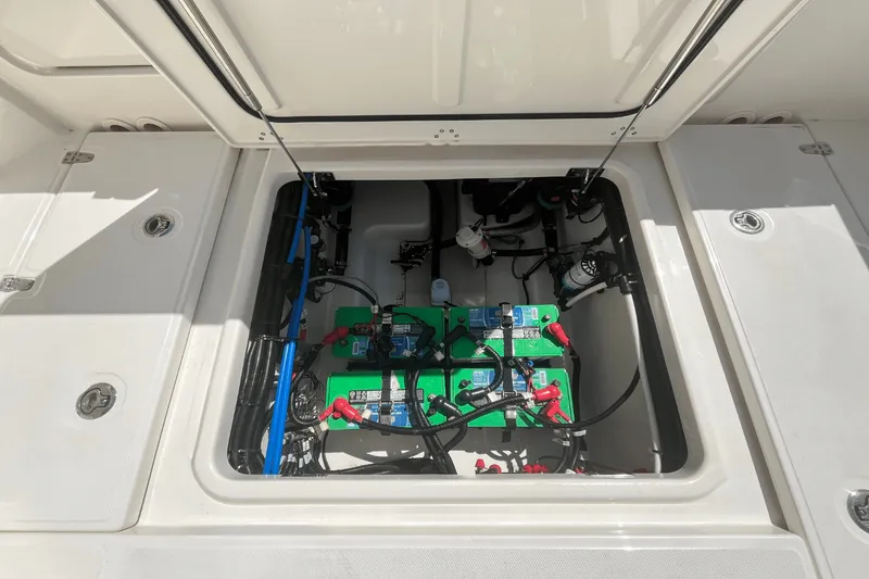 Slide: The Image of Boston Whaler 280 Vantage 2023 - 13