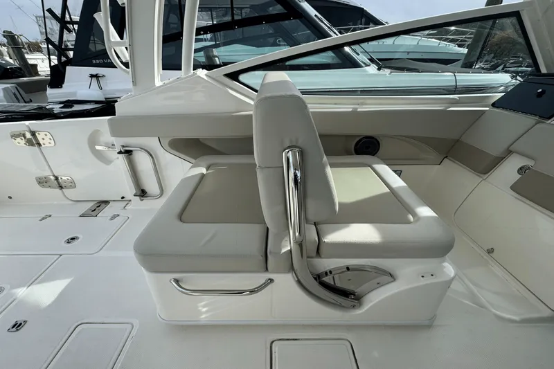 Slide: The Image of Boston Whaler 280 Vantage 2023 - 14