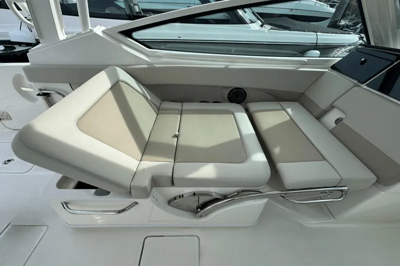 Slide: The Image of Boston Whaler 280 Vantage 2023 - 15