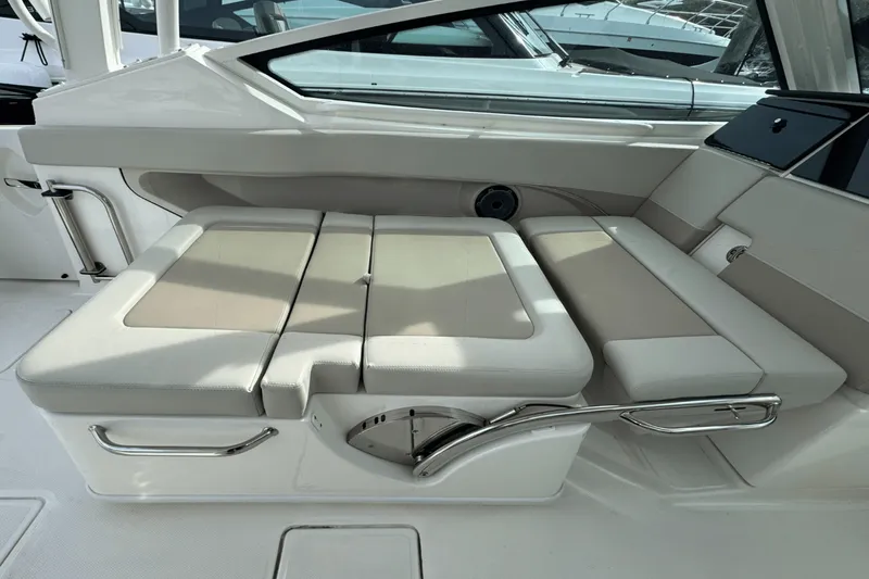 Slide: The Image of Boston Whaler 280 Vantage 2023 - 16