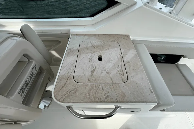 Slide: The Image of Boston Whaler 280 Vantage 2023 - 17