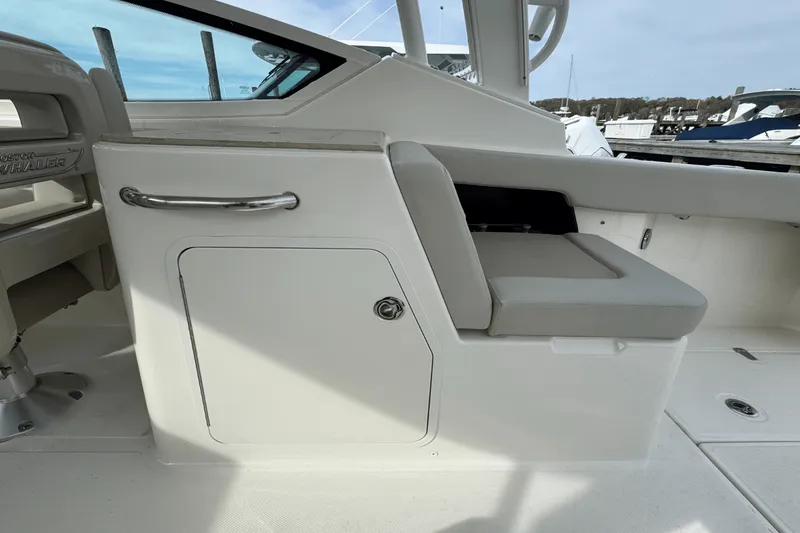 Slide: The Image of Boston Whaler 280 Vantage 2023 - 18