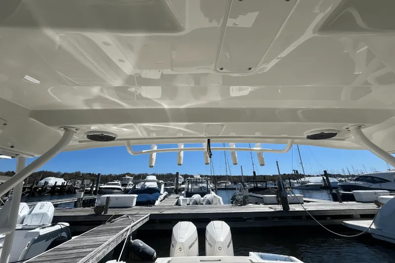 Slide: The Image of Boston Whaler 280 Vantage 2023 - 19