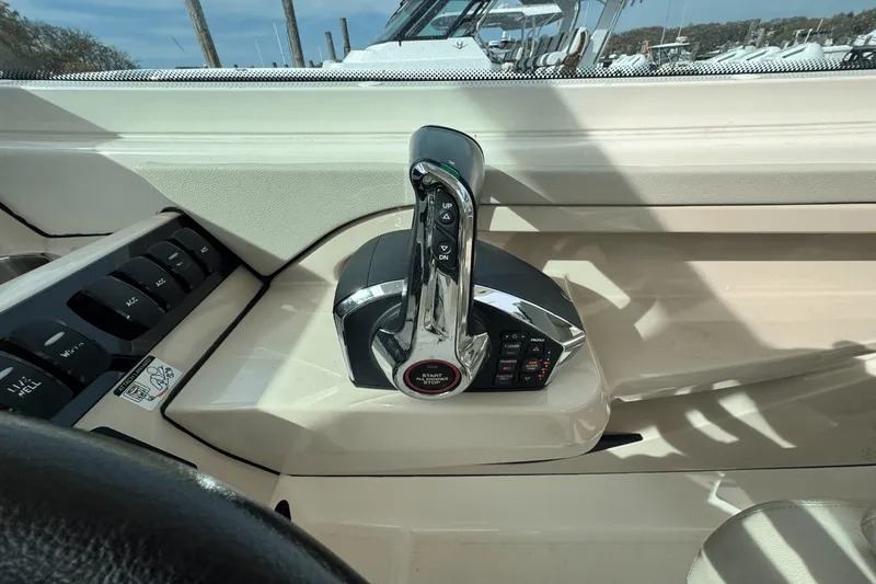Slide: The Image of Boston Whaler 280 Vantage 2023 - 20