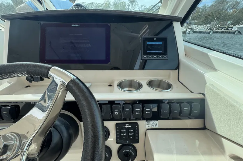 Slide: The Image of Boston Whaler 280 Vantage 2023 - 22