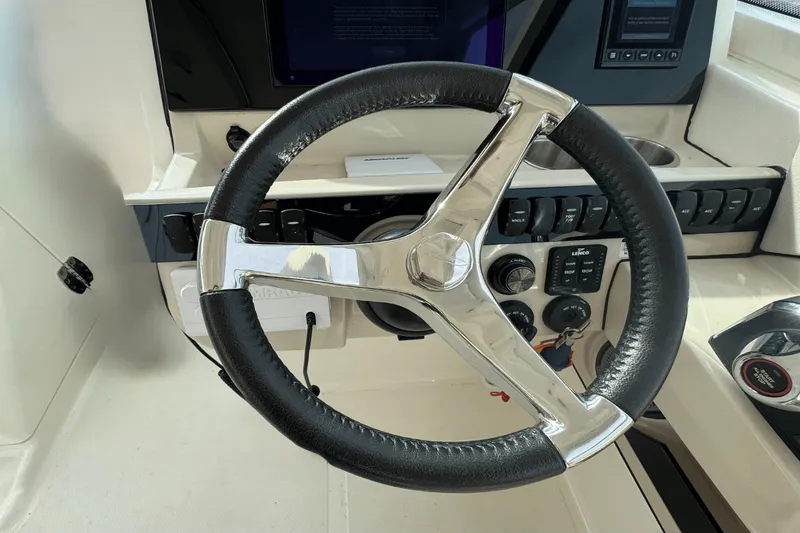 Slide: The Image of Boston Whaler 280 Vantage 2023 - 23