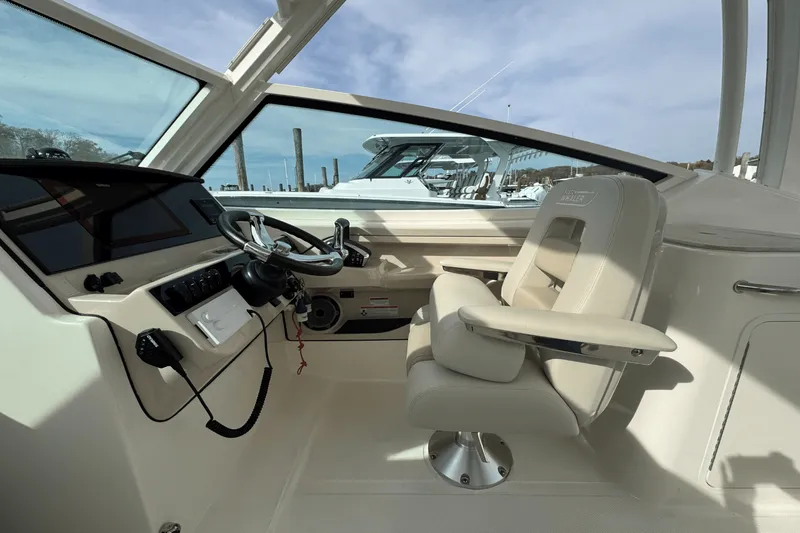 Slide: The Image of Boston Whaler 280 Vantage 2023 - 25