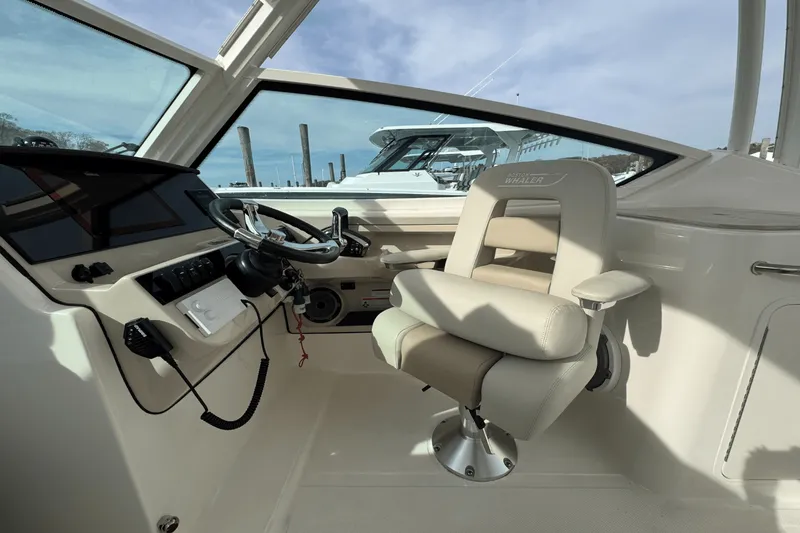 Slide: The Image of Boston Whaler 280 Vantage 2023 - 26
