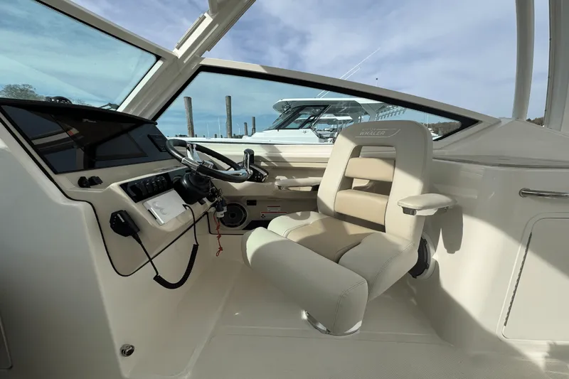 Slide: The Image of Boston Whaler 280 Vantage 2023 - 27