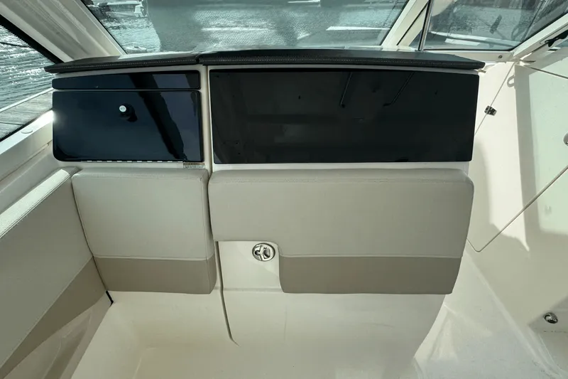 Slide: The Image of Boston Whaler 280 Vantage 2023 - 28