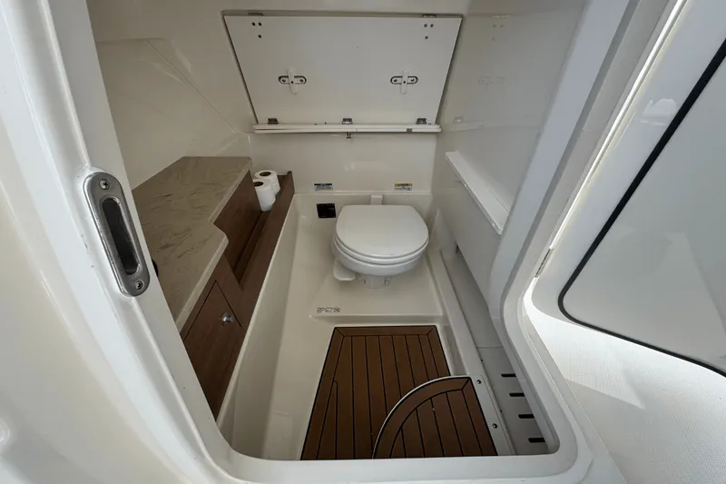 Slide: The Image of Boston Whaler 280 Vantage 2023 - 29