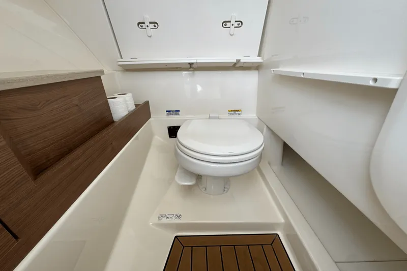 Slide: The Image of Boston Whaler 280 Vantage 2023 - 30