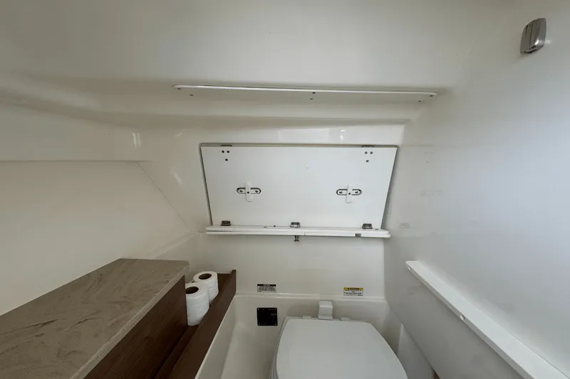 Slide: The Image of Boston Whaler 280 Vantage 2023 - 32