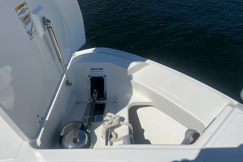 Slide: The Image of Boston Whaler 280 Vantage 2023 - 36