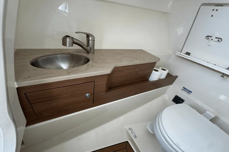 Slide: The Image of Boston Whaler 280 Vantage 2023 - 37