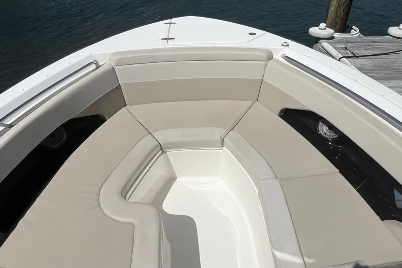 Slide: The Image of Boston Whaler 280 Vantage 2023 - 39