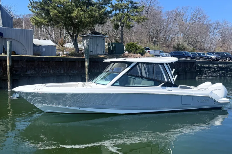 Slide: The Image of Boston Whaler 280 Vantage 2023 - 43