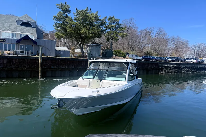 Slide: The Image of Boston Whaler 280 Vantage 2023 - 45