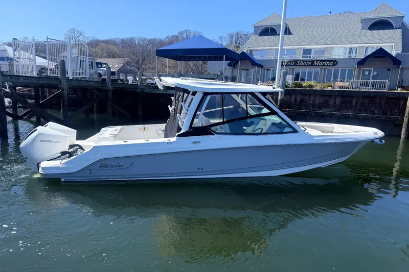 Slide: The Image of Boston Whaler 280 Vantage 2023 - 49