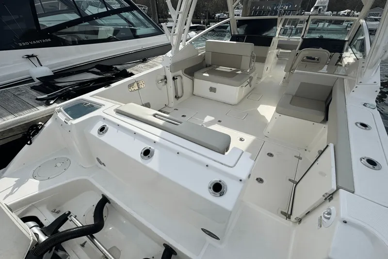 Slide: The Image of Boston Whaler 280 Vantage 2023 - 5