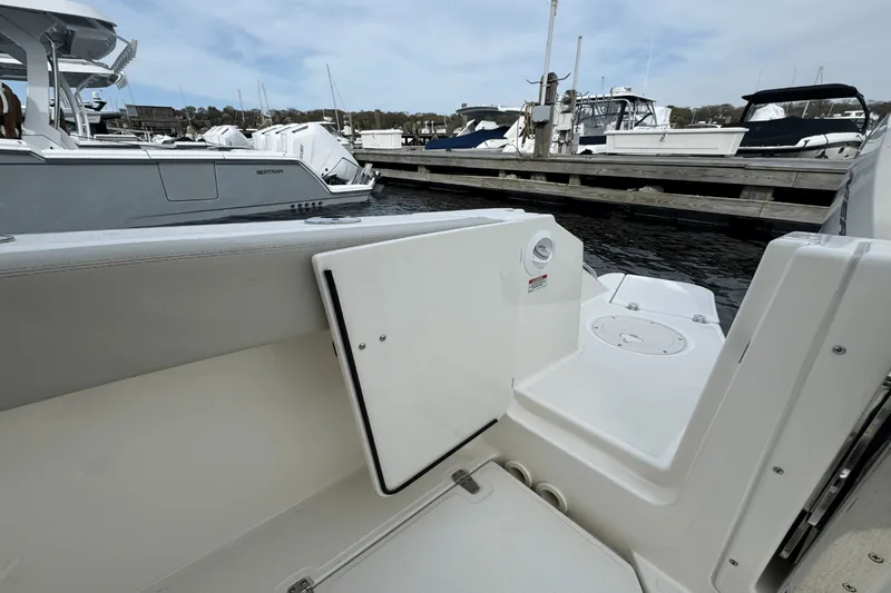 Slide: The Image of Boston Whaler 280 Vantage 2023 - 6