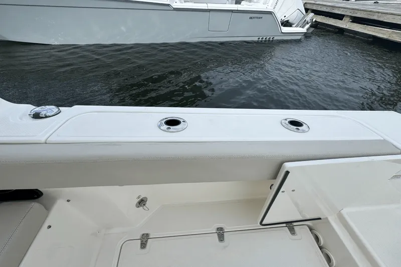 Slide: The Image of Boston Whaler 280 Vantage 2023 - 8