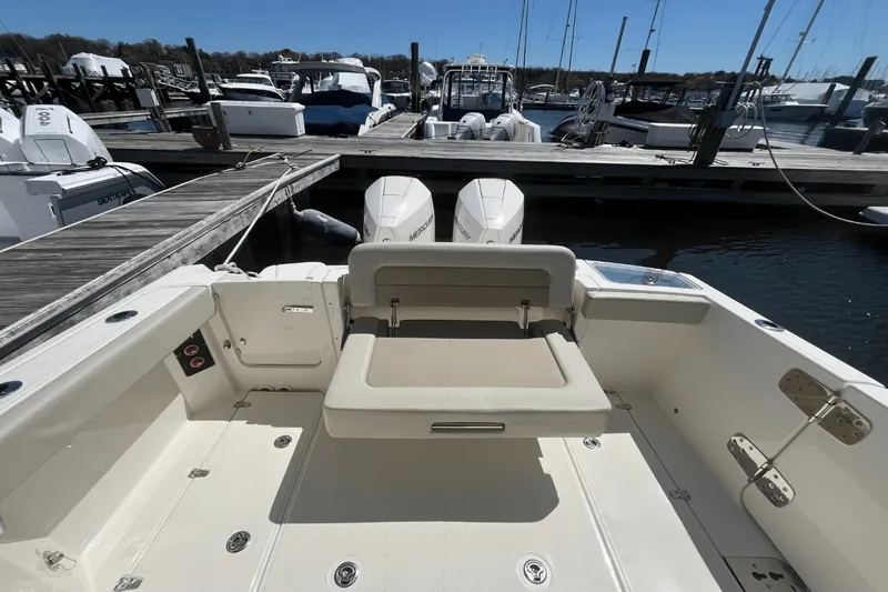 Slide: The Image of Boston Whaler 280 Vantage 2023 - 9