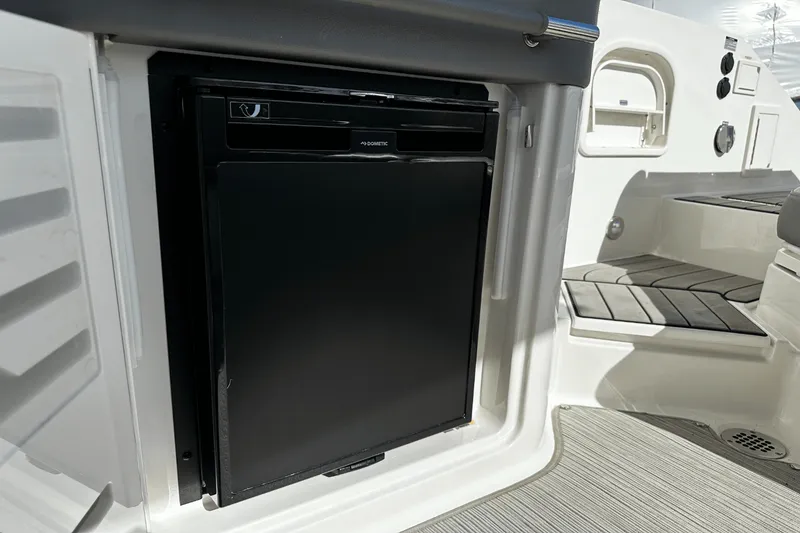 Slide: The Image of Sea Ray 310 SLX 2023 - 11