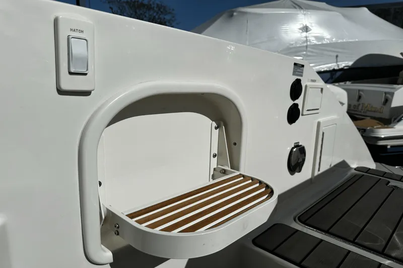 Slide: The Image of Sea Ray 310 SLX 2023 - 13