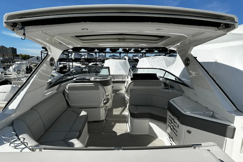 Slide: The Image of Sea Ray 310 SLX 2023 - 14