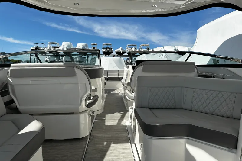 Slide: The Image of Sea Ray 310 SLX 2023 - 15