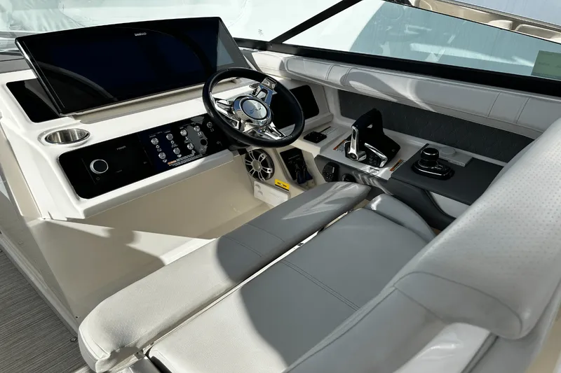 Slide: The Image of Sea Ray 310 SLX 2023 - 21