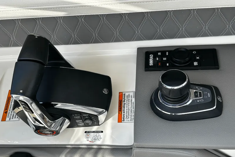 Slide: The Image of Sea Ray 310 SLX 2023 - 23