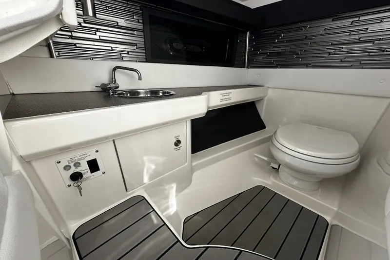 Slide: The Image of Sea Ray 310 SLX 2023 - 25