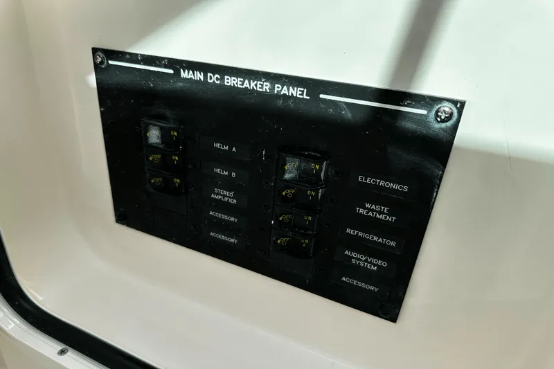 Slide: The Image of Sea Ray 310 SLX 2023 - 26