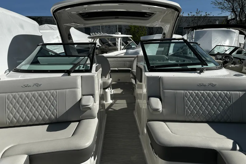 Slide: The Image of Sea Ray 310 SLX 2023 - 28