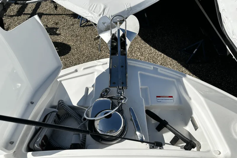 Slide: The Image of Sea Ray 310 SLX 2023 - 30