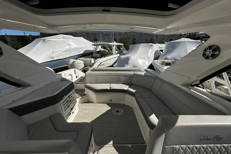 Slide: The Image of Sea Ray 310 SLX 2023 - 8