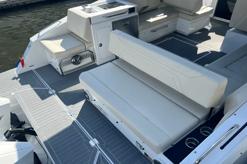 Slide: The Image of Cruisers 34 GLS Outboard 2025 - 10