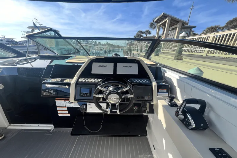 Slide: The Image of Cruisers 34 GLS Outboard 2025 - 17