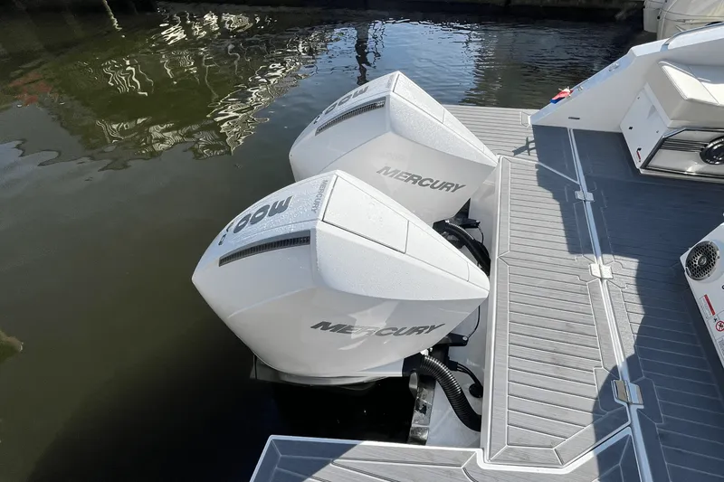 Slide: The Image of Cruisers 34 GLS Outboard 2025 - 8