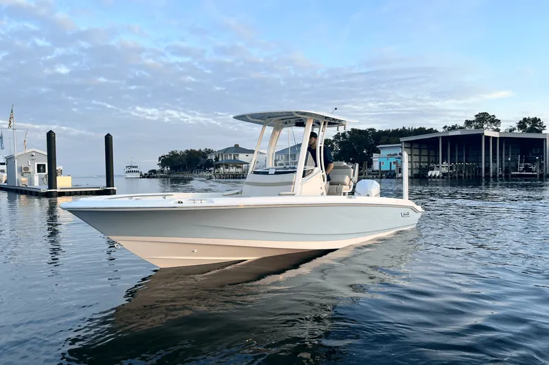 Slide: The Image of Boston Whaler 220 Dauntless 2025 - 1