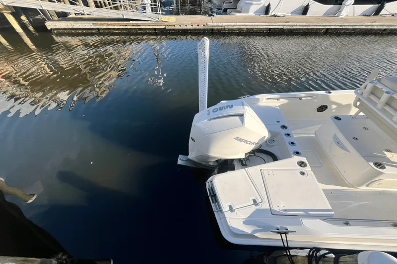 Slide: The Image of Boston Whaler 220 Dauntless 2025 - 10