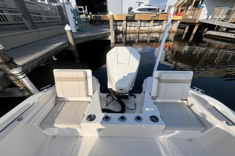 Slide: The Image of Boston Whaler 220 Dauntless 2025 - 12