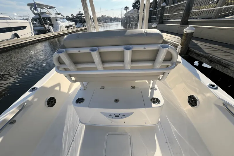 Slide: The Image of Boston Whaler 220 Dauntless 2025 - 13