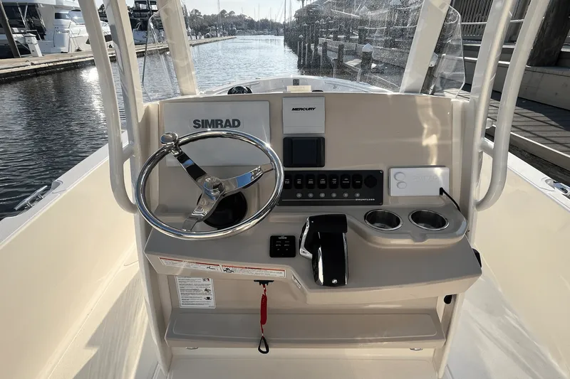 Slide: The Image of Boston Whaler 220 Dauntless 2025 - 14