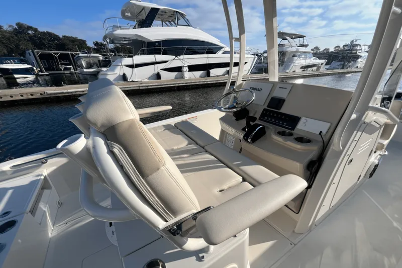 Slide: The Image of Boston Whaler 220 Dauntless 2025 - 15