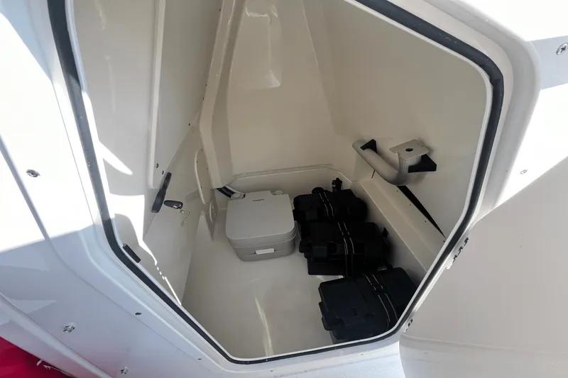 Slide: The Image of Boston Whaler 220 Dauntless 2025 - 17