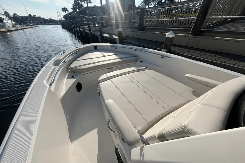 Slide: The Image of Boston Whaler 220 Dauntless 2025 - 18