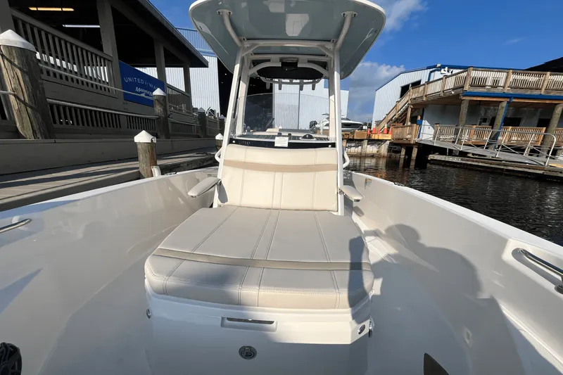 Slide: The Image of Boston Whaler 220 Dauntless 2025 - 19